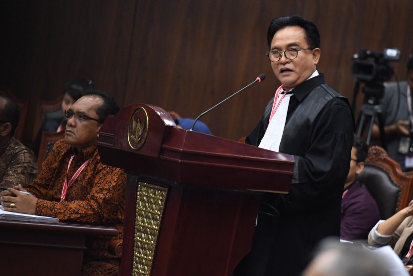 Ketua tim kuasa hukum pasangan calon presiden dan calon wakil presiden nomor urut 01 Yusril Ihza Mahendra (kanan) selaku pihak terkait menyampaikan keterangan pada sidang lanjutan Perselisihan Hasil Pemilihan Umum (PHPU) Pilpres 2019 di gedung Mahkamah Konstitusi, Jakarta, Selasa (18/6/2019). 