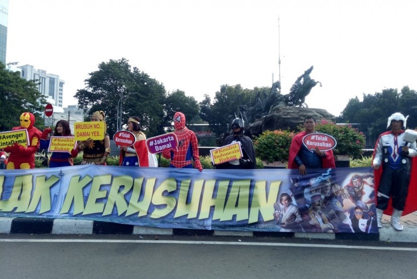 Karakter superhero turut meramaikan aksi massa di kawasan patung kuda, Jalan Medan Merdeka Barat, Jakarta Pusat, Selasa (18/6).