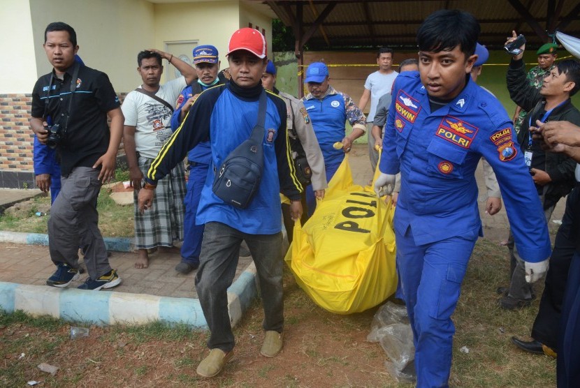Petugas SAR gabungan mengangkat kantong berisi jenazah korban kecelakaan perahu tenggelam untuk diidentifikasi di kantor Kecamatan Dungkek, Sumenep, Jawa Timur, Selasa (18/6/2019). 