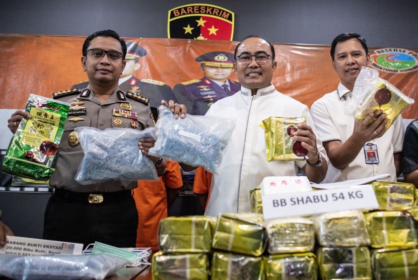 [ilustrasi] Direktur Tindak Pidana Narkoba Brigjen Pol Eko Daniyanto (tengah) beserta jajaran menunjukkan barang bukti dalam rilis pengungkapan sindikat narkoba.