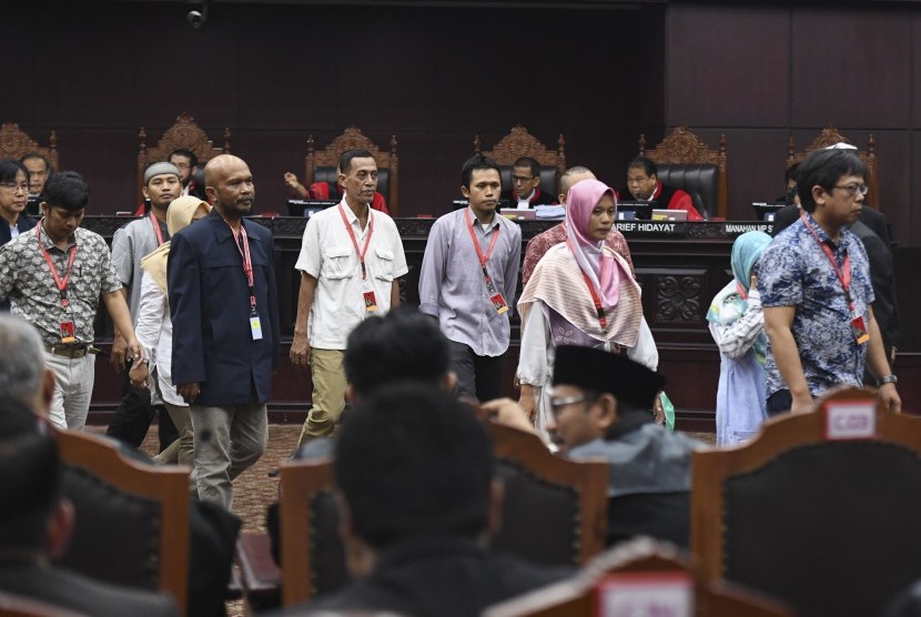 Sejumlah saksi dari pihak pemohon kembali ke ruangang saksi setelah diambil sumpahnya saat sidang Perselisihan Hasil Pemilihan Umum (PHPU) presiden dan wakil presiden di Gedung Mahkamah Konstitusi, Jakarta, Rabu (19/6/2019).