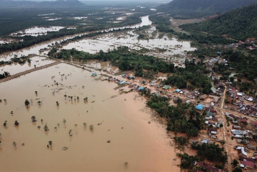 Foto udara banjir di Desa Labungga dan Desa Laronanga, Konawe Utara, Sulawesi Tenggara, Selasa (18/6/2019).