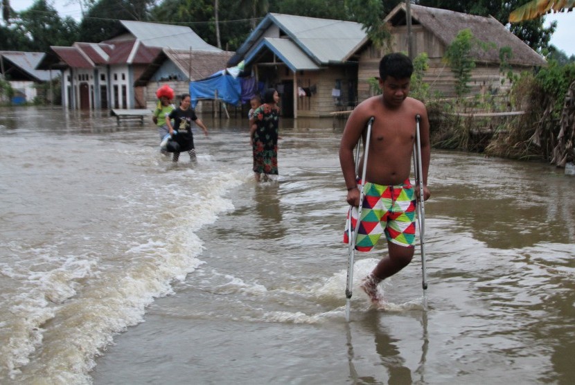 Warga menerobos banjir rob