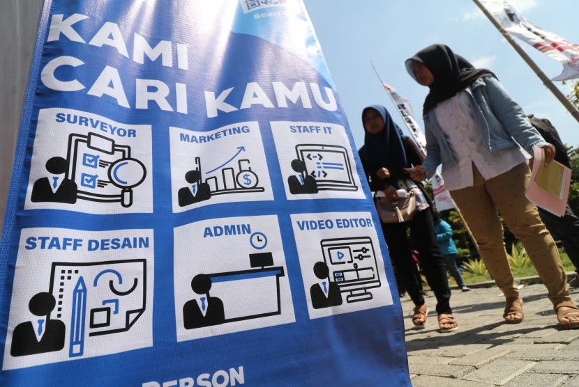 Pemerintah Kabupaten Karawang, melalui Dinas Ketenagakerjaan dan Transmigrasi (Disnakertrans) dan Dinas Komunikasi dan Informatika (Diskominfo) bersinergi mengembangkan sistem informasi lowongan kerja (Ioker) online berbasis web.