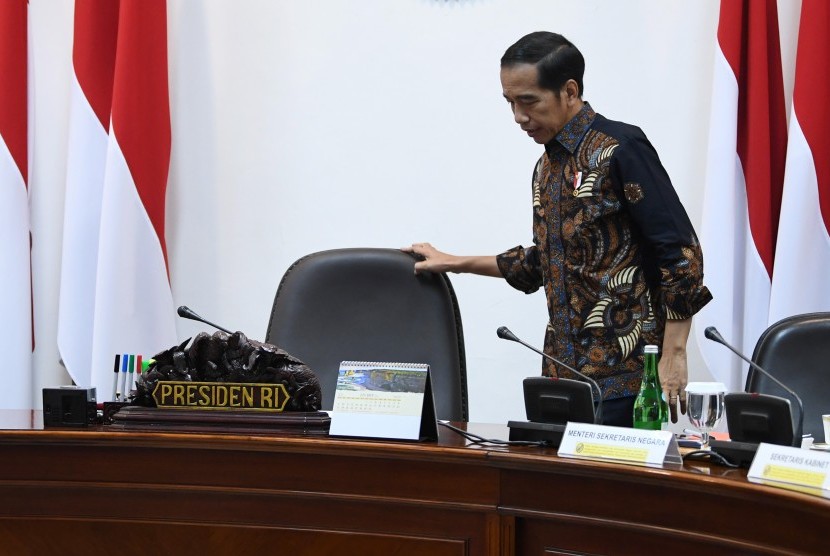 Presiden Joko Widodo bersiap memimpin rapat terbatas persiapan KTT Asean dan KTT G20 di Kantor Presiden, Jakarta, Rabu (19/6/2019).