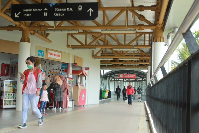 Sejumlah penumpang berjalan di koridor penghubung stasiun kereta menuju terminal bus yang menjadi bagian dari kawasan Intermoda Cisauk BSD City di Cisauk, Tangerang, Banten, Rabu (19/6/2019).
