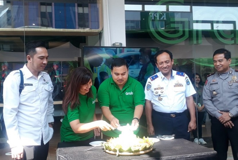 Vice President Grab West Java Yose Tireza Ariza menerima potongan tumpeng tanda diresmikannya Kantor Grab Paskal .