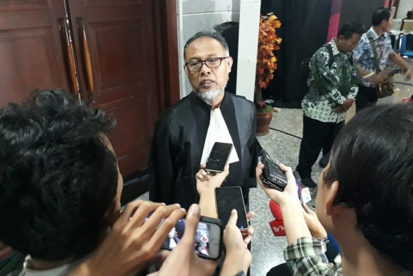 Ketua Tim Hukum Prabowo-Sandi, Bambang Widjojanto (BW) di Gedung Mahkamah Konstitusi (MK), Kamis (20/6) pagi. 