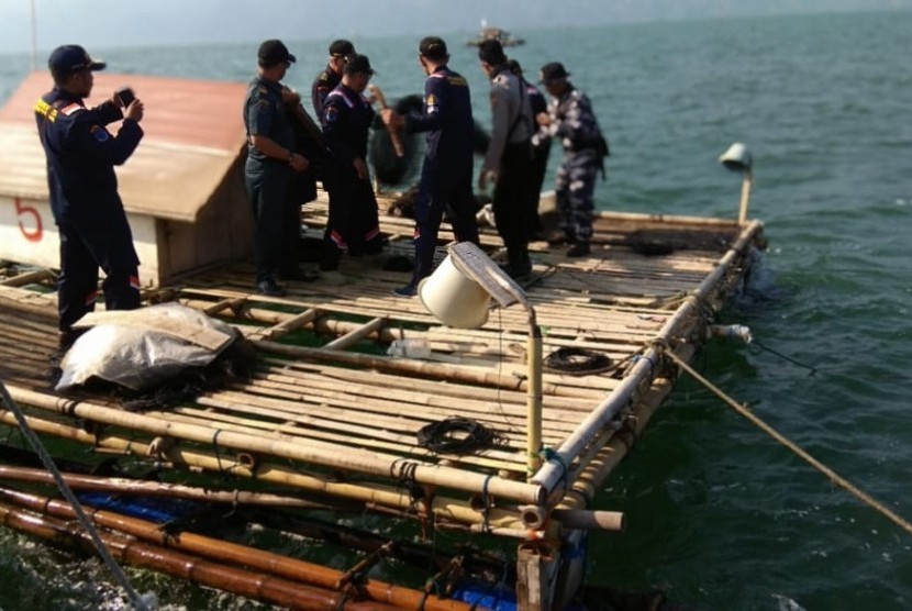 Kementerian Kelautan dan Perikanan melalui Pengawas Perikanan Satuan Pengawasan (Satwas) Sukabumi, Jawa Barat, menertibkan 120 alat tangkap benih lobster di perairan Teluk Palabuhanratu, Sukabumi, Jawa Barat pada Selasa (18/6) hingga Rabu (19/6).