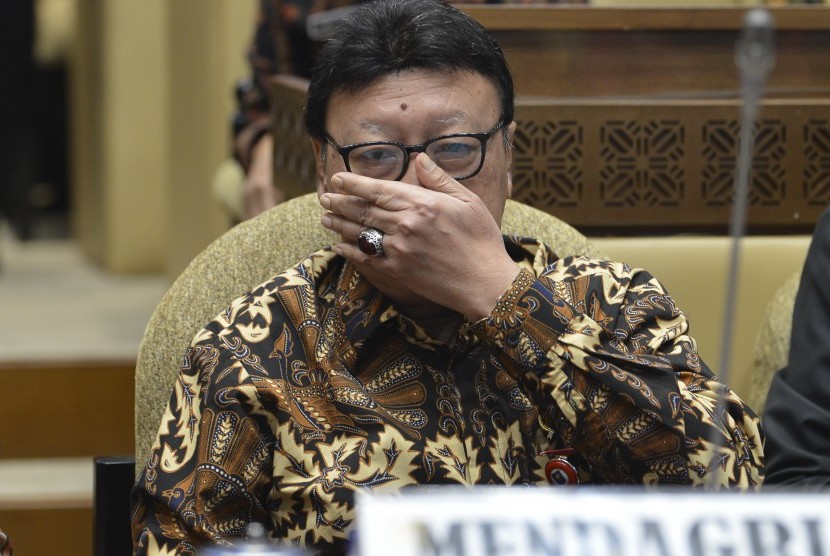 Menteri Dalam Negeri Tjahjo Kumolo mendengarkan usulan saat rapat kerja dengan Komisi II DPR di gedung parlemen, Senayan Jakarta, Kamis (20/6/2019). 