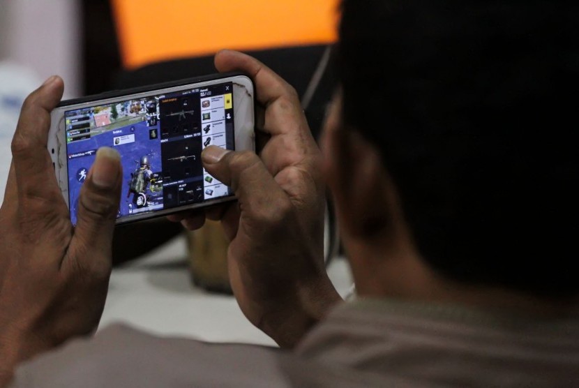 Warga bermain game Player Unknown's Battle Grounds (PUBG) melalui telepon pintar di Lhokseumawe, Aceh, Rabu (19/6/2019). 
