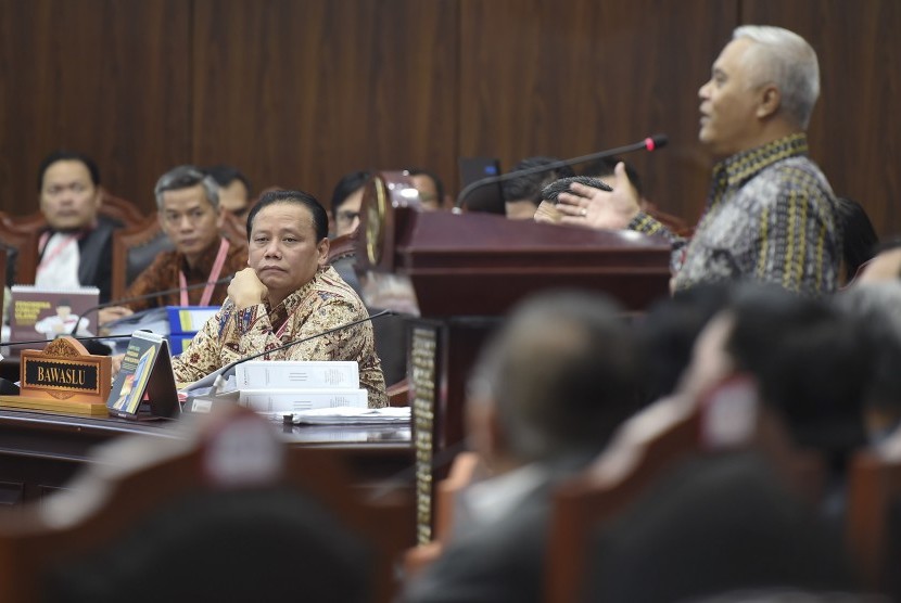 Ketua Bawaslu Abhan (ketiga kiri) menyimak keterangan saksi ahli dari pihak termohon Marsudi Wahyu Kisworo saat mengikuti sidang lanjutan Perselisihan Hasil Pemilihan Umum (PHPU) presiden dan wakil presiden di gedung Mahkamah Konstitusi, Jakarta, Kamis (20/6/2019). 