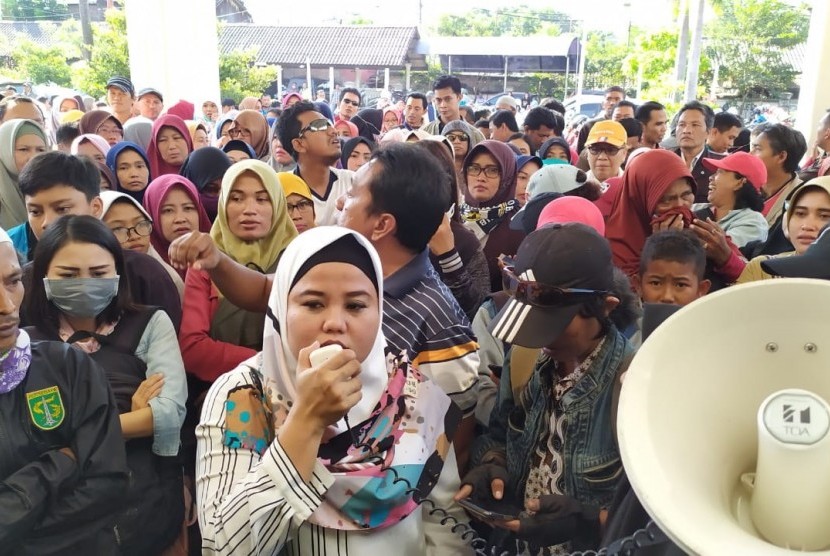 Ratusan wali murid menolak PPDB sistem zonasi di depan kantor Dinas Pendidikan Surabaya, Kamis (20/6).