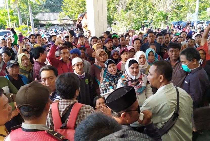 Ratusan wali murid menolak PPDB sistem zonasi di depan kantor Dinas Pendidikan Surabaya, Kamis (20/6).