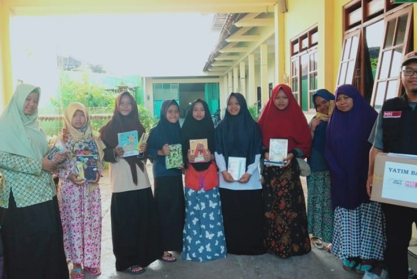 ACT Solo dan Masyarakat Relawan Indonesia (MRI) menyalurkan santunan berupa paket pendidikan yang dibagikan kepada 35 anak yatim di Panti Asuhan Aisyah Kabupaten Sukoharjo pada Rabu (19/6). 