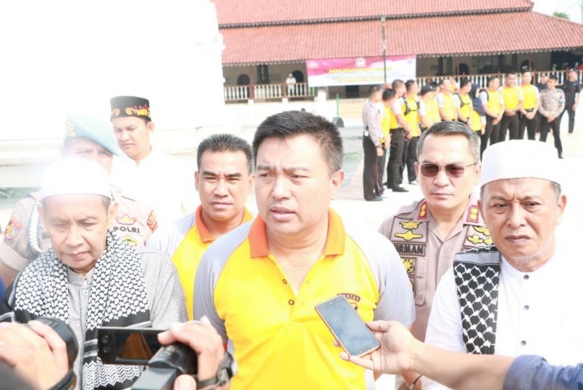 Memperingati HUT Bhayangkara ke-73, Polda Banten lakukan bakti sosial di Masjid Agung Banten Lama, Kamis (20/6).