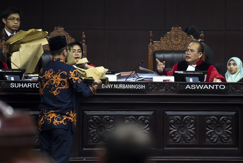 Hakim Konstitusi Aswanto (kedua kanan) 