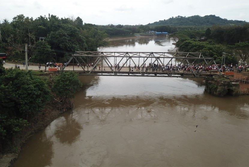 Foto udara rombongan Menteri PUPR bersama Komisi V DPR RI berada di atas jembatan Ameroro penghubung jalan trans sulawesi di Kecamatan Uepai, Konawe, Sulawesi Tenggara, Kamis (20/6/2019). 
