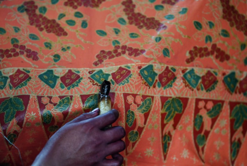 Dua pekerja menyelesaikan pembuatan batik khas Betawi di Sanggar Batik Betawi Terogong, Cilandak, Jakarta, Kamis (20/6/2019).