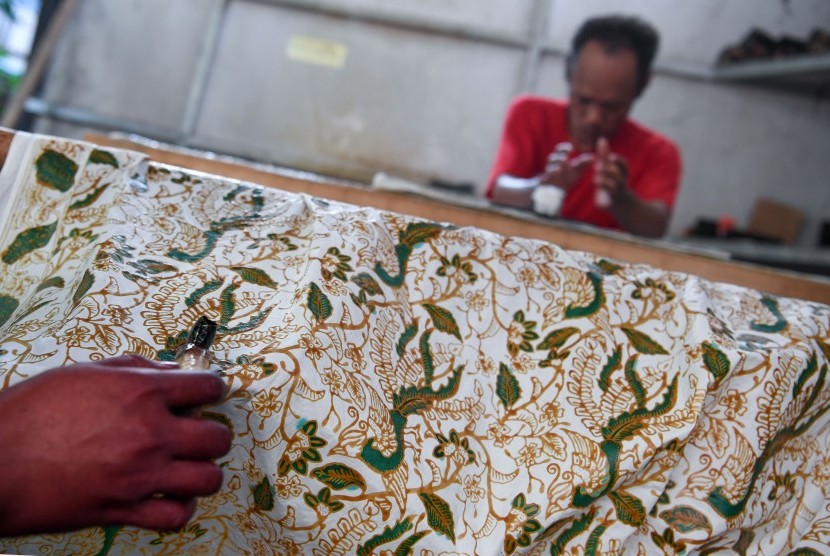 Dua pekerja menyelesaikan pembuatan batik khas Betawi di Sanggar Batik Betawi Terogong, Cilandak, Jakarta, Kamis (20/6/2019).
