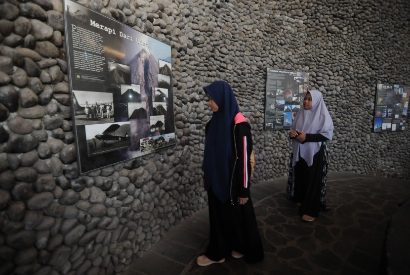 Sejumlah pengunjung mengamati foto Gunung Merapi di Museum Vulkanologi Ketep Pas, Magelang, Jawa Tengah, Kamis (20/6/2019). 