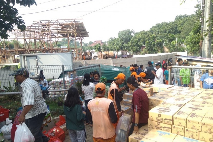 Antusias warga tukar pangan murah di RPTRA Seruni di Jalan Gang Haji Saibun, Pasar Minggu, Jakarta Selatan, Jumat (21/6).