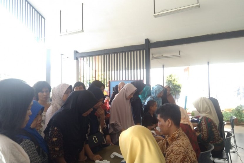 Antusias warga tukar pangan murah di RPTRA Seruni di Jalan Gang Haji Saibun, Pasar Minggu, Jakarta Selatan, Jumat (21/6).
