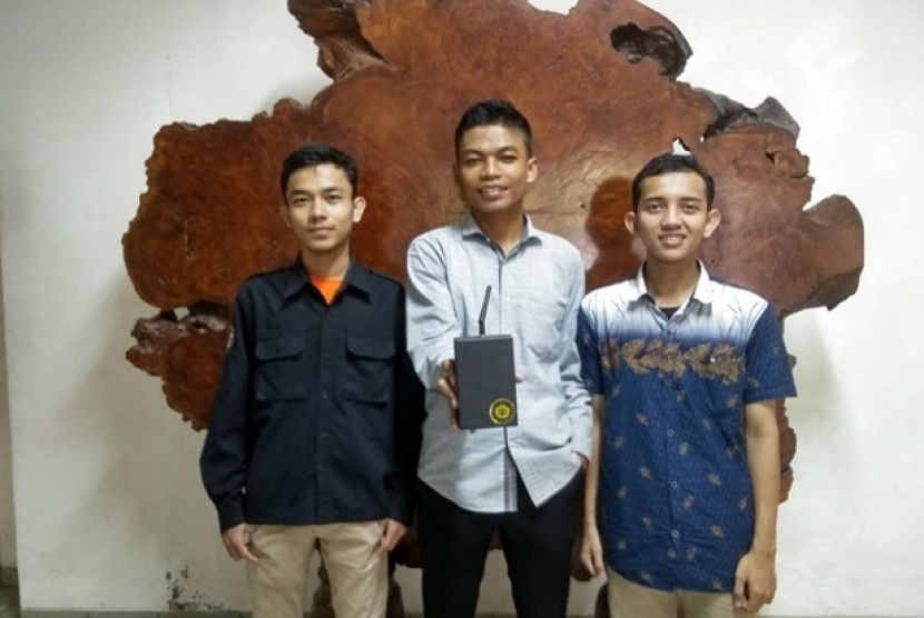 Illegal Logging Detector atau Ilutor, alat deteksi cegah  pembalakan liar yang dikembangkan mahasiswa-mahasiswa Universitas Gadjah  Mada (UGM)