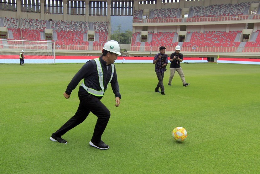 Menpora Imam Nahrawi bermain bola ketika meninjau Stadion Papua Bangkit, Kampung Harapan, Jayapura, Papua, Jumat (21/6/2019). 