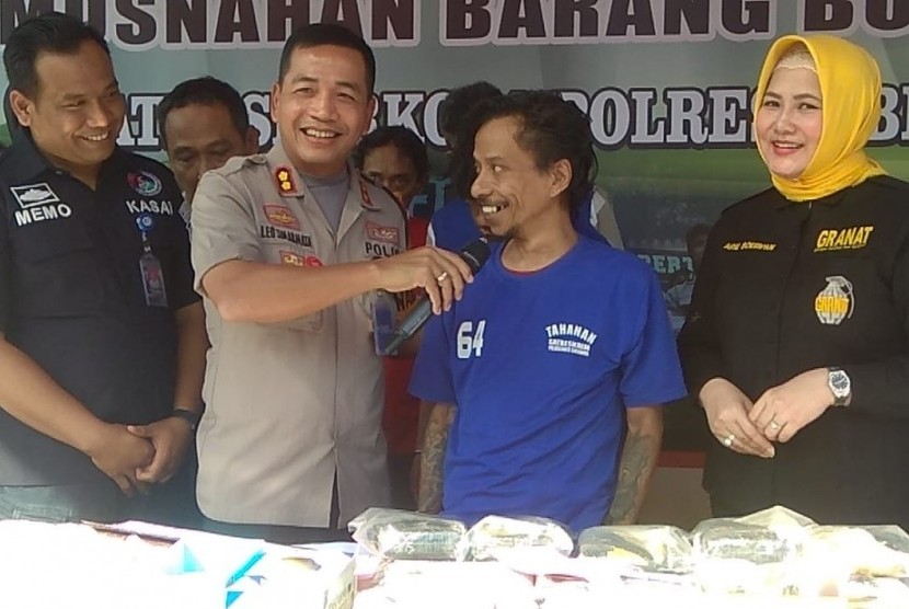 Basis group musik Boomerang, Hulbert Henry Limahelu diamankan aparat kepolisian dari Polrestabes Surabaya atas dugaan penyalahgunaan narkotika jenis ganja