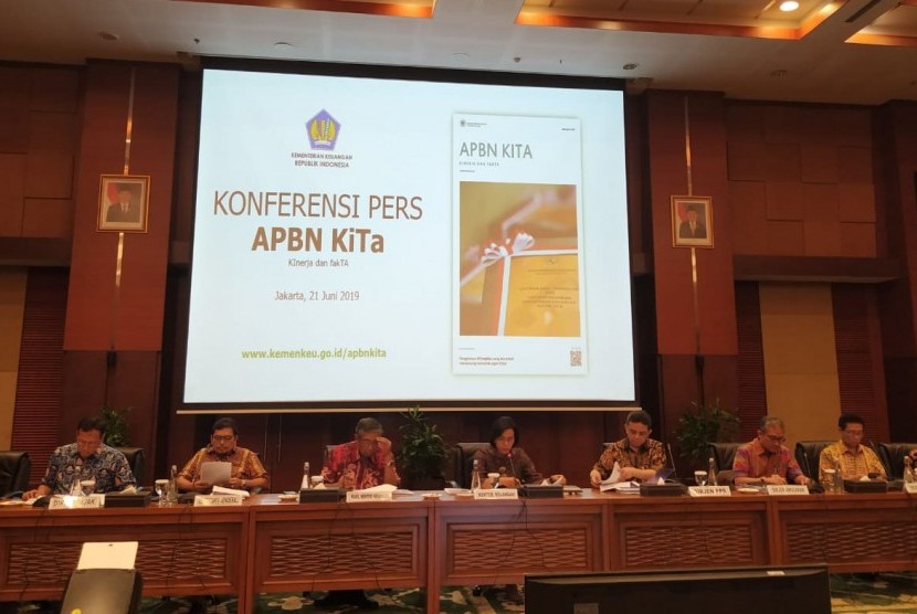 Menteri Keuangan Sri Mulyani (tengah) dalam konferensi pers mengenai kinerja APBN sampai akhir Mei 2019 di kantornya, Jakarta, Jumat (21/6). 