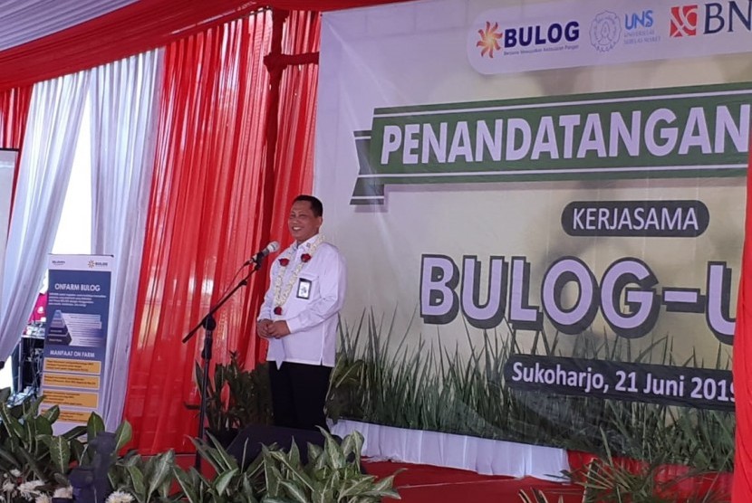 Direktur Utama Perum Bulog Jenderal Polisi (Purn) Budi Waseso memberikan sambutan di acara panen perdana sekaligus penandatanganan nota kesepahaman antara Bulog dan Universitas Sebelas Maret (UNS) Solo, di kompleks Rumah Sakit UNS di Kabupaten Sukoharjo, Jawa Tengah, Jumat (21/6).
