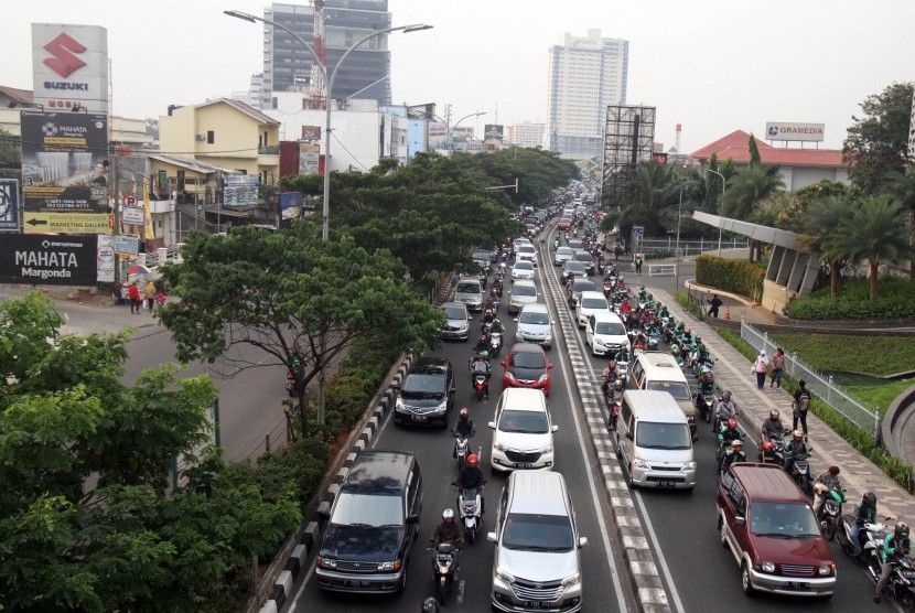 Kemacetan di ruas jalan Margonda Raya, Kota Depok, Jawa Barat, Jumat (21/6/2019). 
