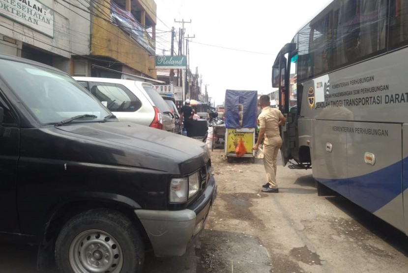 Kondisi trotoar di sepanjang Jalan Yos Sudarso, Cikarang Utara, Bekasi yang dijadikan tempat berdagang dan parkir oleh warga sekitar, Senin (24/6). 