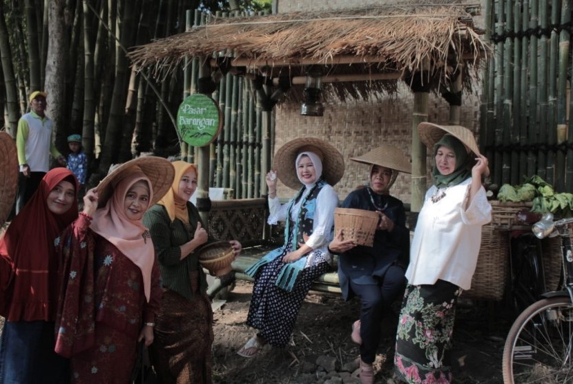 Mahasiswa praktikum Public Relations (PR) 3 Ilmu Komunikasi, Universitas Muhammadiyah Malang (UMM) mengadakan Gebyar Bambu Lira-liru yang ramah lingkungan. Kegiatan tersebut diadakan di Ekowisata Boonpring Andeman, Desa Sanankerto, Turen, Kabupaten Malang.