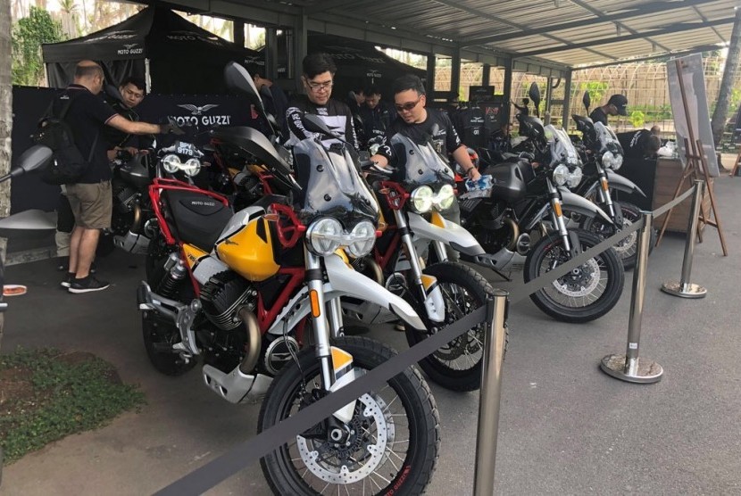 Peserta kegiatan peluncuran tengah melihat produk Moto Guzzi  V85TT.