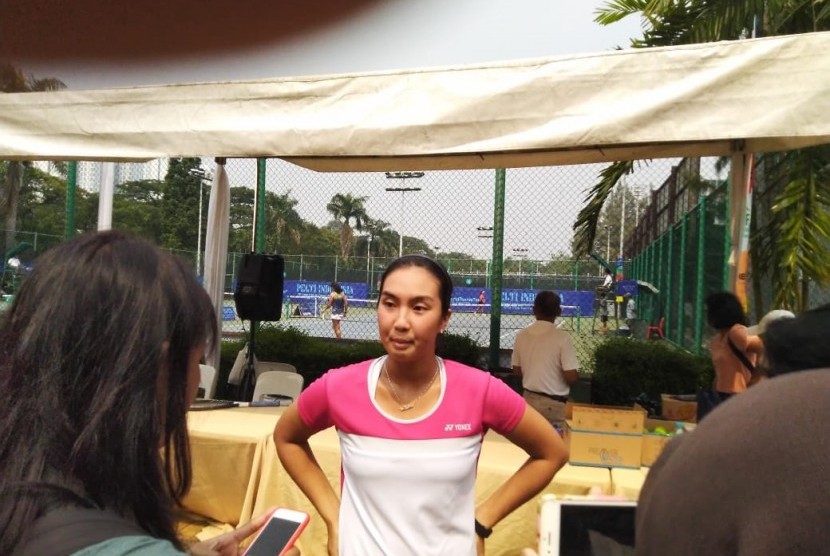 Atlet Tenis Indonesia, Aldila Sutjiadi, di lapangan tenis Elite Club, Jakarta, Senin (24/6).