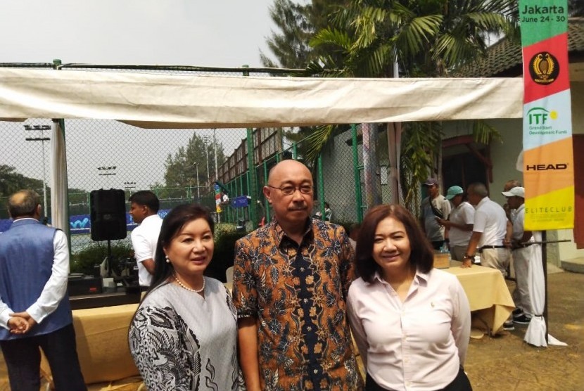 Wasekjen PP PELTI Susan Soebakti,  Waketum PP PELTI Sutikno Muliadi, Sekjen PP PELTI Lani Sardadi (kiri-kanan) di lapangan tenis Elite Club, Jakarta, belum lama ini.