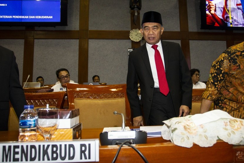 Menteri Pendidikan dan Kebudayaan Muhadjir Effendy bersiap mengikuti rapat kerja dengan Komisi X DPR di Kompleks Parlemen, Senayan, Jakarta, Senin (24/6/2019).