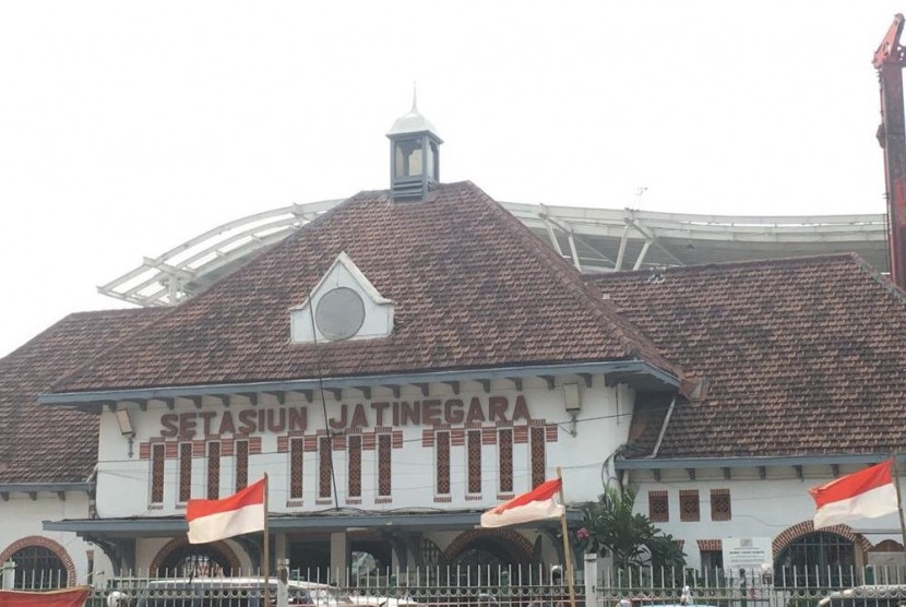 Stasiun Jatinegara, Jakarta Timur akan diperbaharui dengan pembangunan yang modern tanpa menghilangkan Bangunan Cagar Budaya, Senin (24/6).