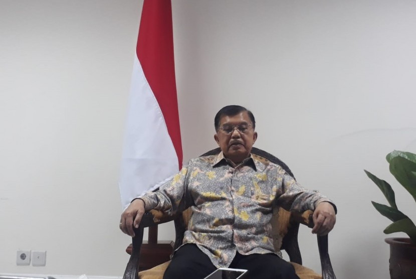 Wakil Presiden Jusuf Kalla saat diwawancarai wartawan di Kantor Wakil Presiden, Jakarta, Selasa (25/6). 
