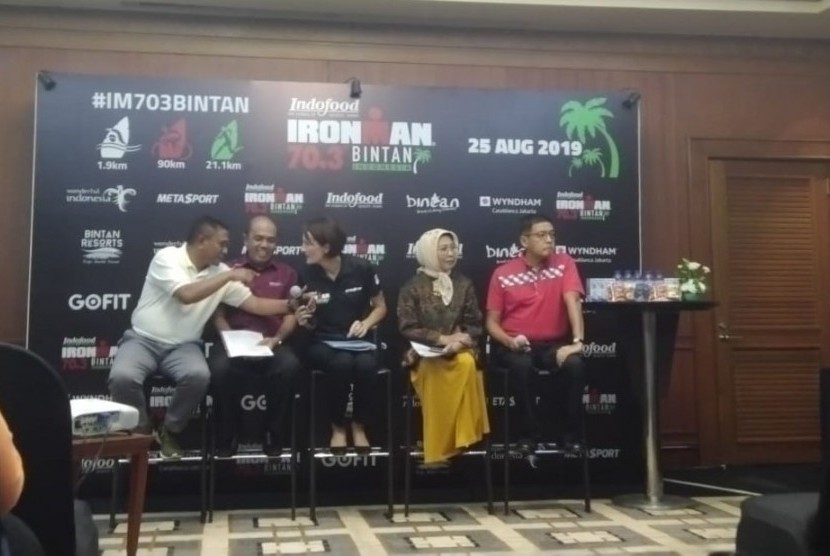 Konferensi pers ajang triatlon Iron Man 70,3 mil Bintan, Jakarta, Selasa (25/6).