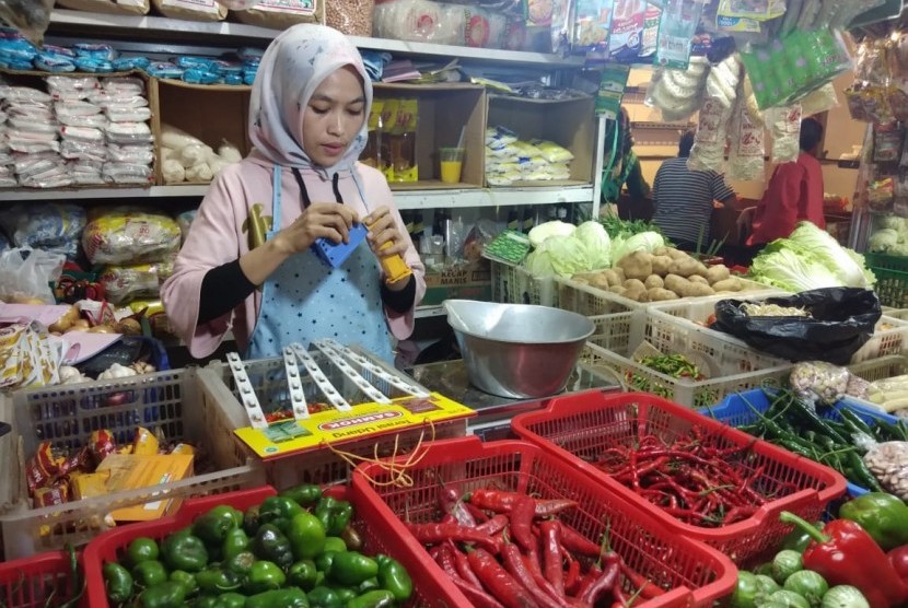  Salah seorang pedagang Pasar Atas Kota Cimahi, Cucu menyampaikan kondisi  harga bahan pokok. 