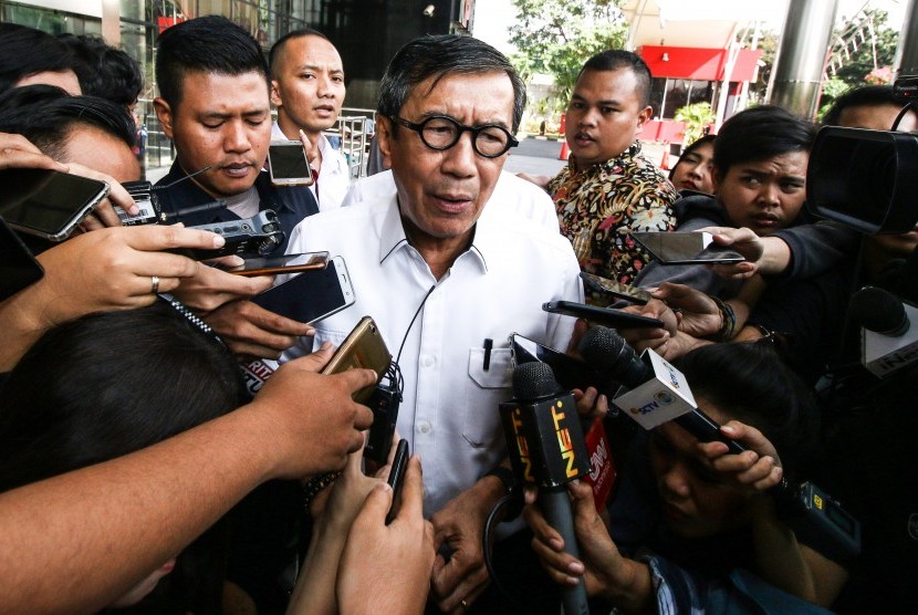Menteri Hukum dan HAM Yasonna H Laoly menjawab pertanyaan wartawan seusai menjalani pemeriksaan di Gedung KPK, Jakarta, Selasa (25/6/2019). 
