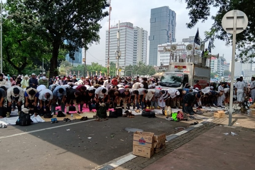 Massa Tahlil 266 menggelar salat dzuhur berjamaan di depan kantor Kementerian Pariwisata, Jakarta Pusat, Rabu (26/6).