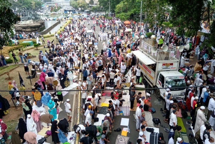 Massa Tahlil 266 menggelar salat dzuhur berjamaan di depan kantor Kementerian Pariwisata, Jakarta Pusat, Rabu (26/6).