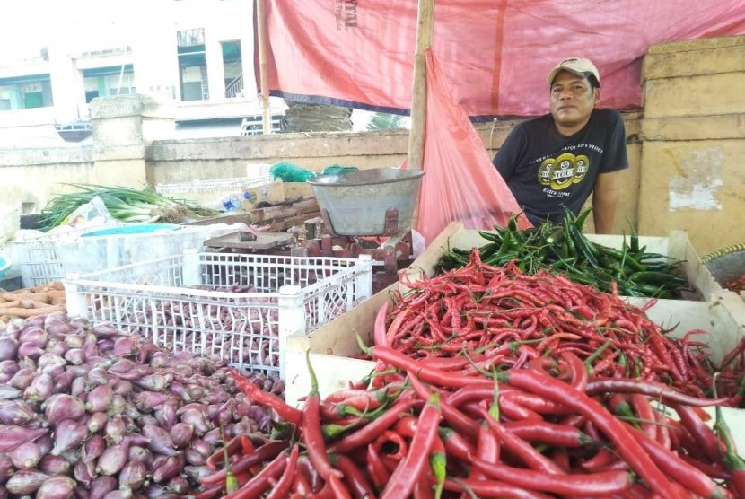 Pedagang sayuran di Pasar Induk Rau (PIR), Robani (37), yang menuturkan bahwa komoditas cabai merah keriting di lapaknya masih tinggi, Rabu (26/6). 