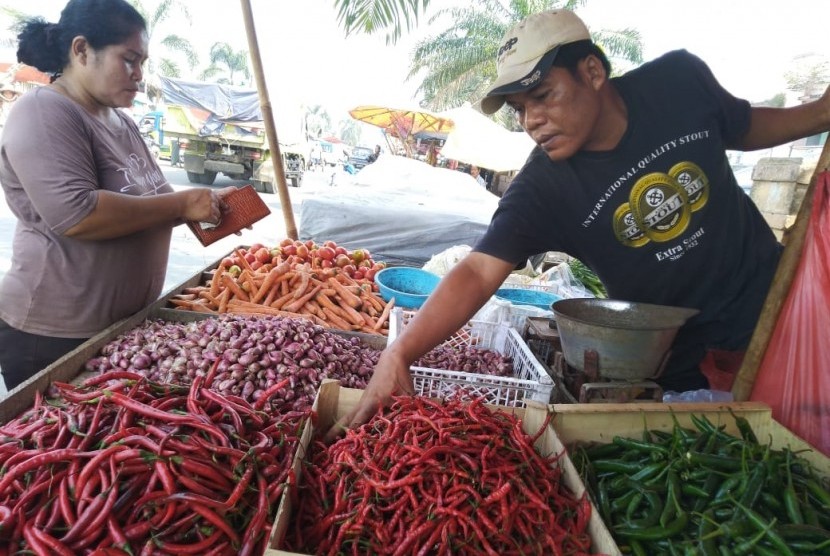Pedagang sayuran di Pasar Induk Rau (PIR), Robani (37), yang menuturkan bahwa komoditas cabai merah keriting di lapaknya masih tinggi, Rabu (26/6). 