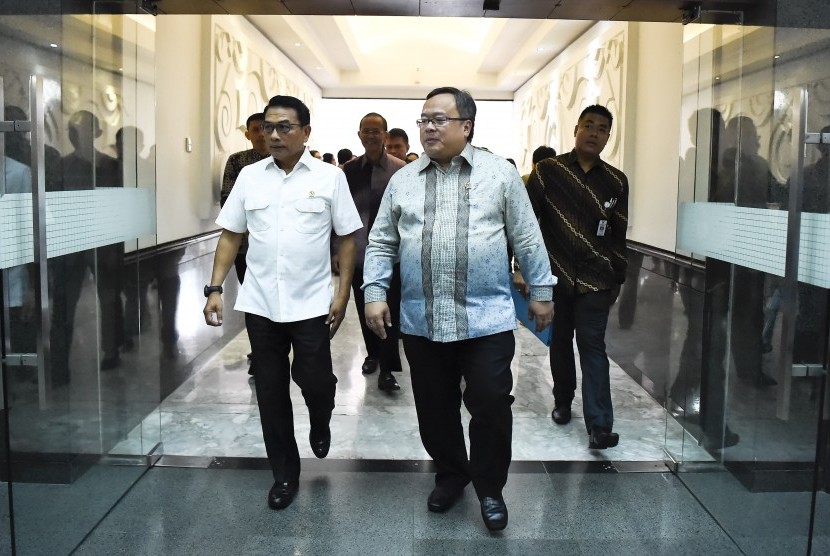 Kepala Staf Presiden Moeldoko (kiri) bersama Menteri PPN/Kepala Bappenas Bambang Brodjonegoro (kedua kanan) menghadiri diskusi nasional pemindahan Ibu Kota Negara di Kementerian PPN/Bappenas, Jakarta, Rabu (26/6/2019).