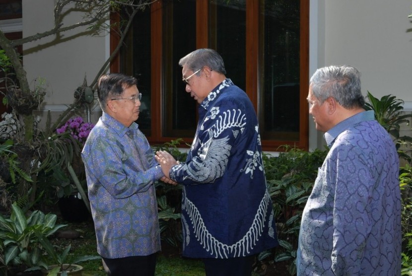 Wakil Presiden RI Jusuf Kalla usai menyambangi Presiden keenam RI Susilo Bambang Yudhoyono (SBY) di kediaman pribadinya di Cikeas, Bogor, Rabu (26/6).